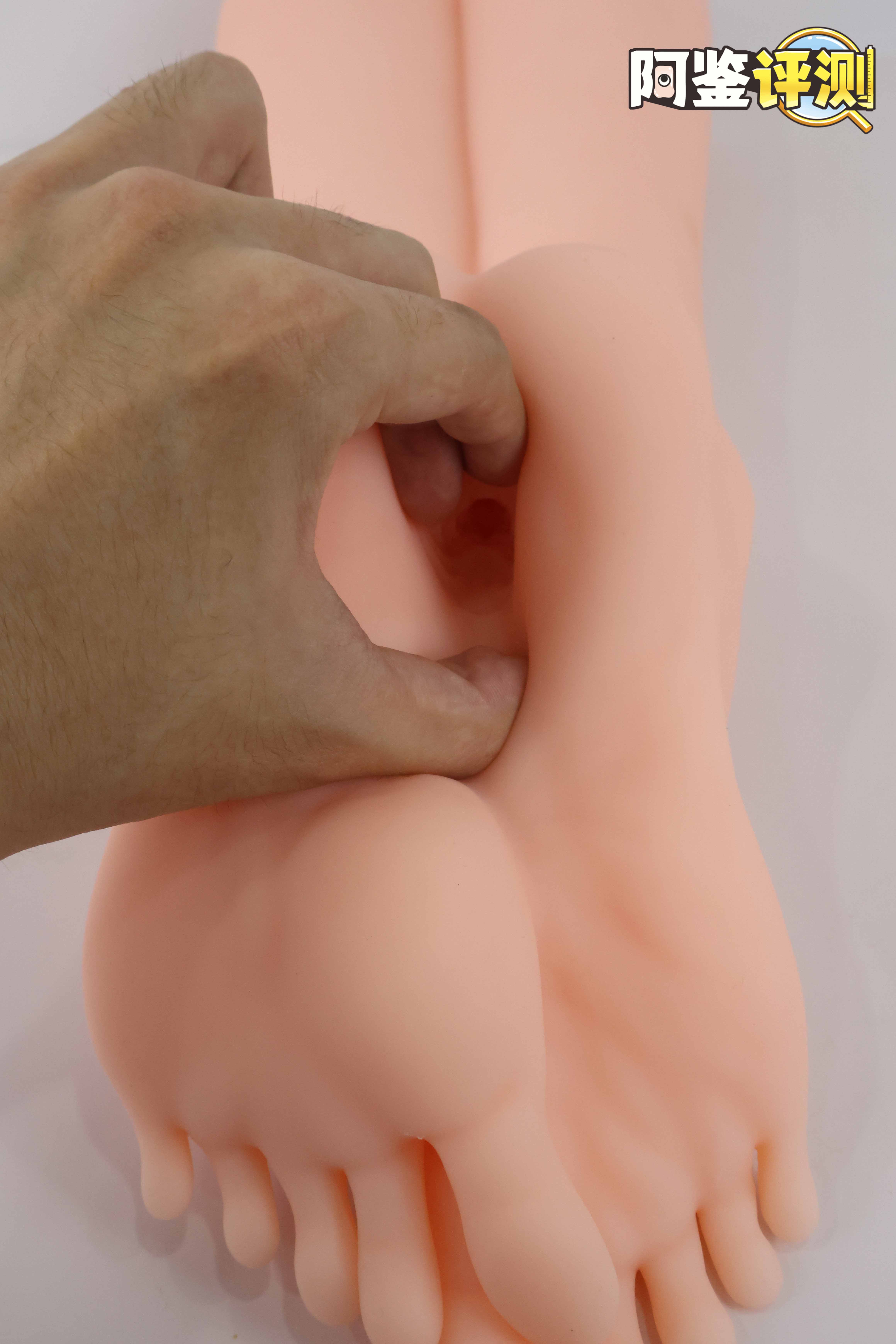 国产大魔王-jiojio评测！足控性癖大满足！难得一个可以使用的“玉足”