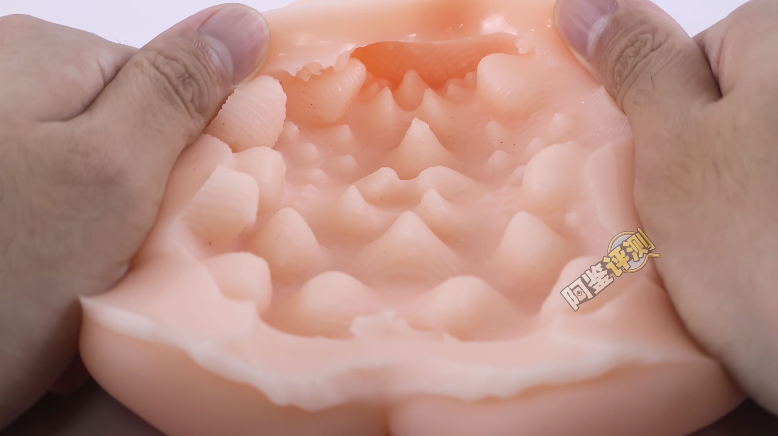 汤马托易士——“美优酱一年调教”评测！密布圆形石块的通道，把我的龟头狠狠卡住了...