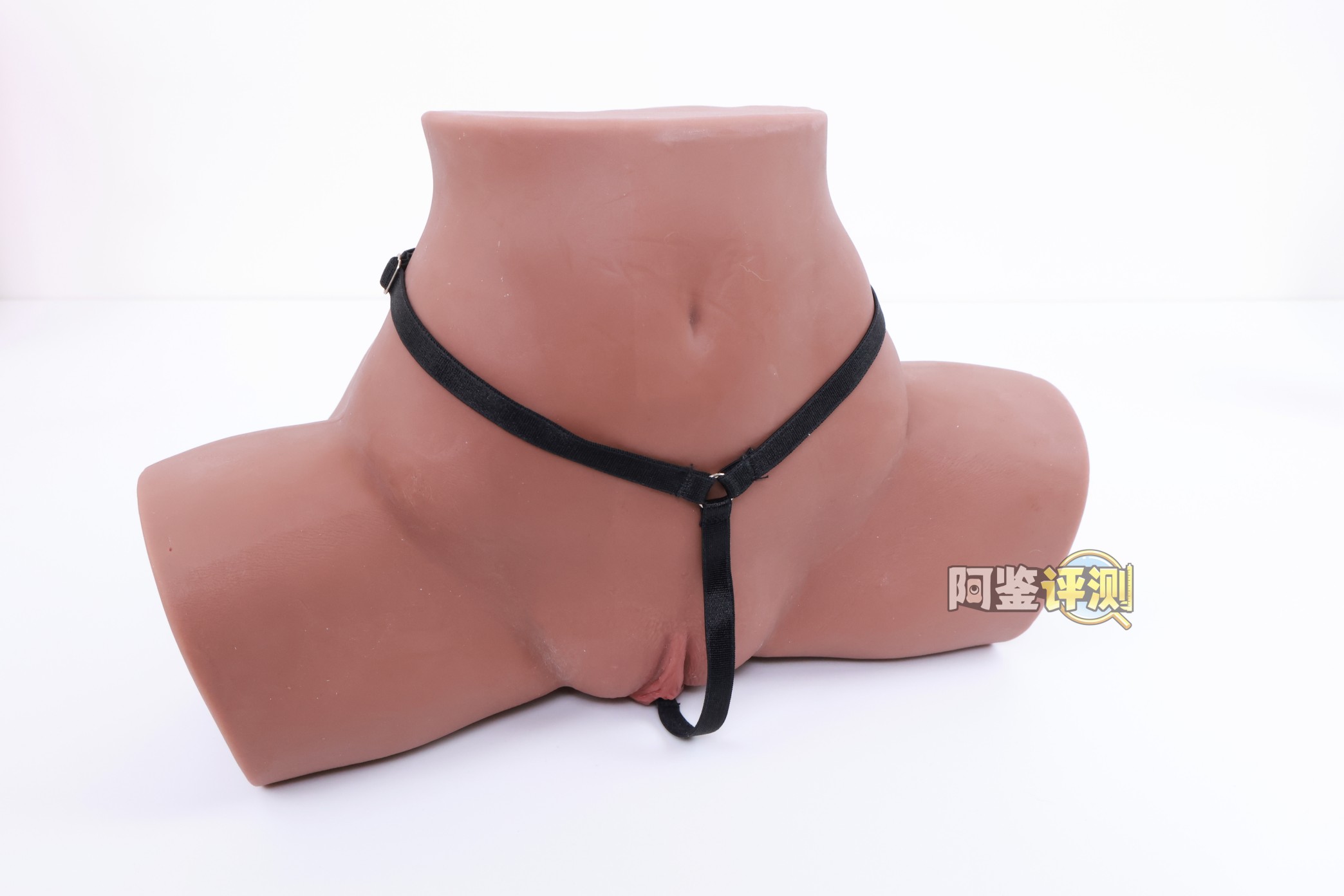 muni——“埃及艳后”评测！一字马开腿型的黑皮小臀模，因为双通道太接近导致末端出现了开裂