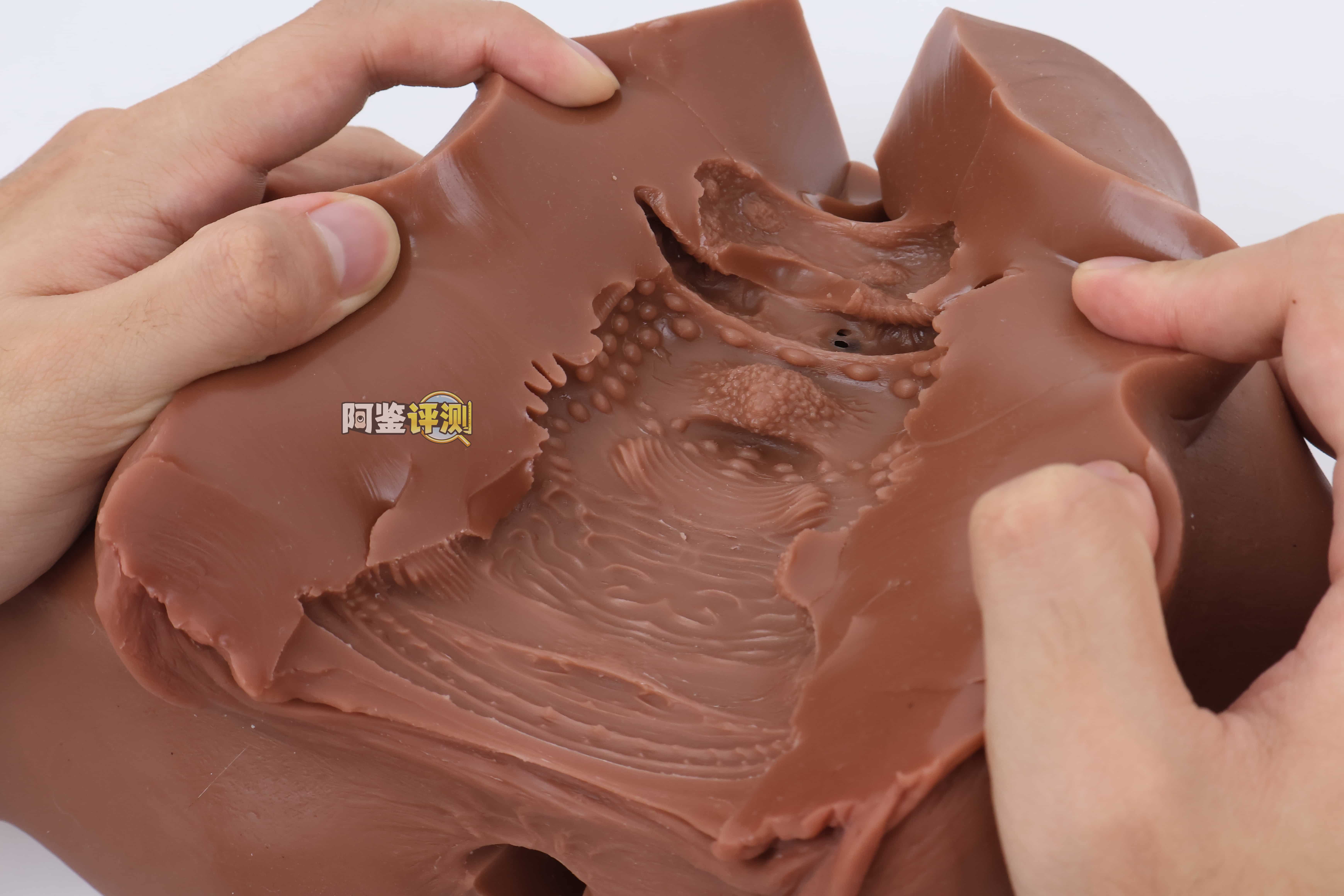 muni——“埃及艳后”评测！一字马开腿型的黑皮小臀模，因为双通道太接近导致末端出现了开裂