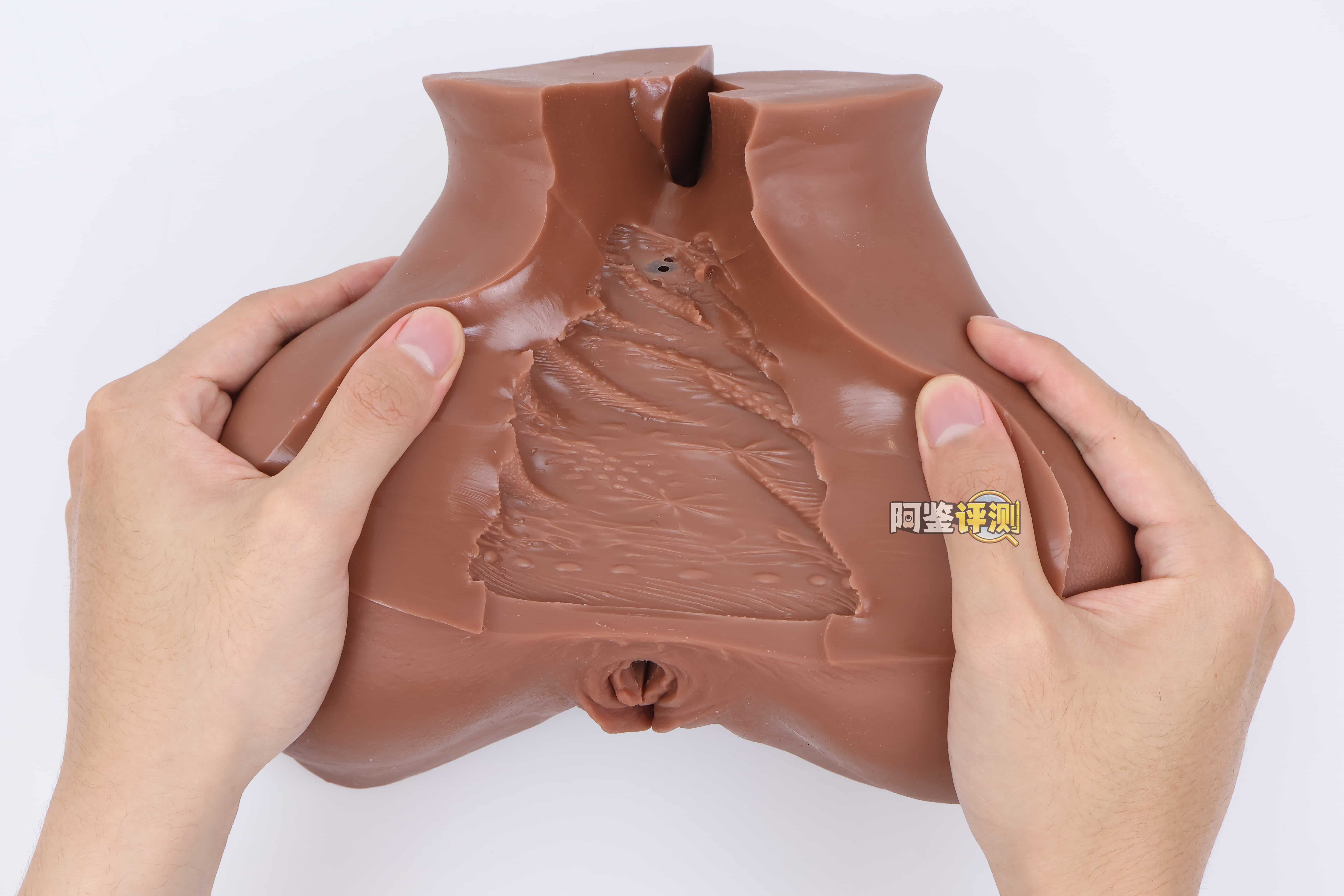 muni——“埃及艳后”评测！一字马开腿型的黑皮小臀模，因为双通道太接近导致末端出现了开裂