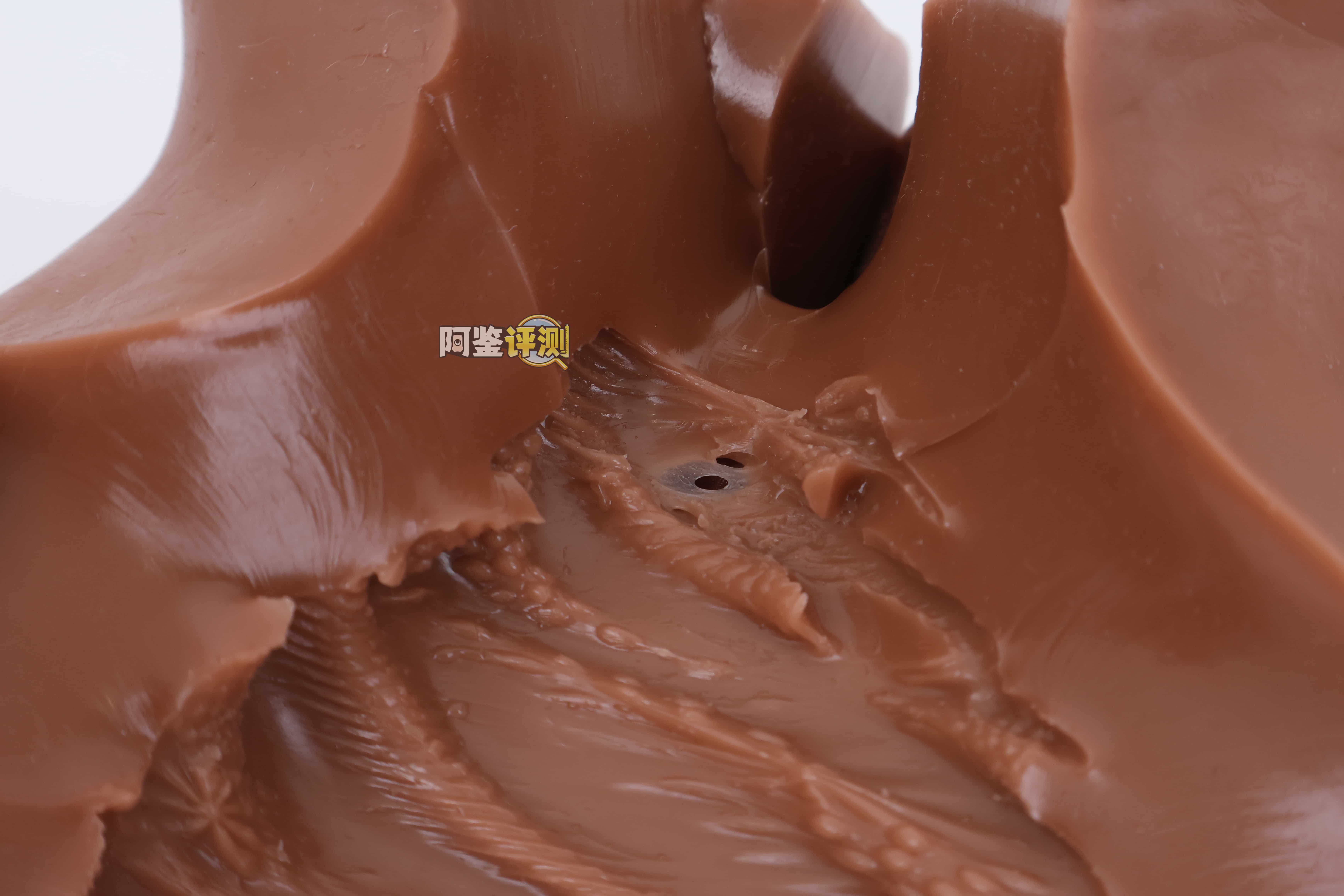 muni——“埃及艳后”评测！一字马开腿型的黑皮小臀模，因为双通道太接近导致末端出现了开裂